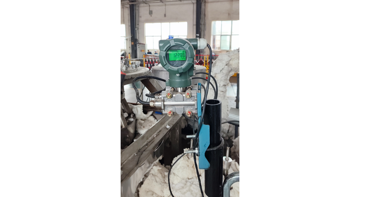 Molten Level Monitoring for High Temperature Molten Material Process